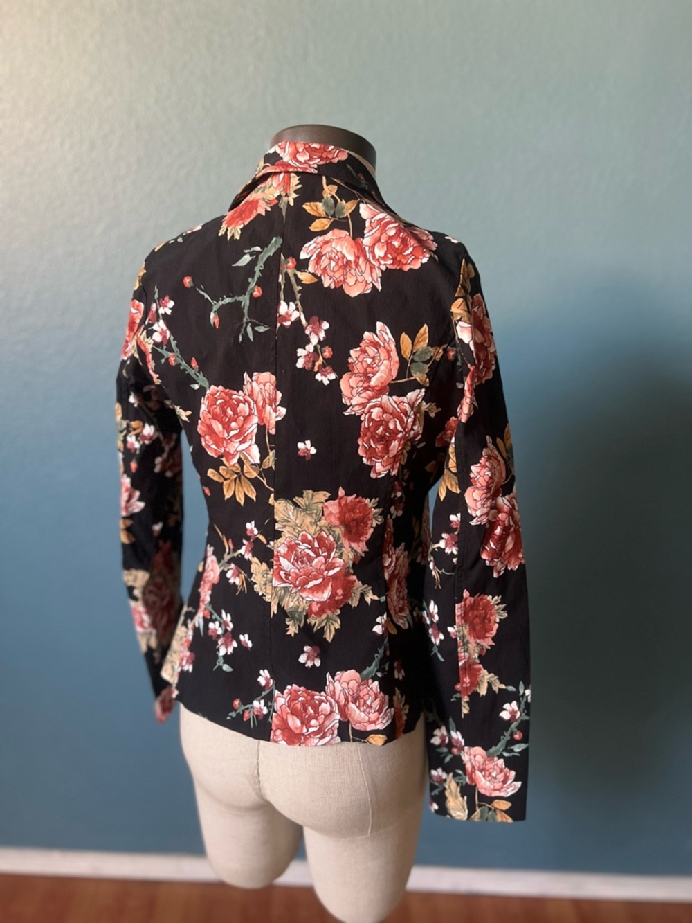 Women’s Fashion Nova Black Floral Ponte Blazer with a vintage Rose Print size M - Picture 7 of 7